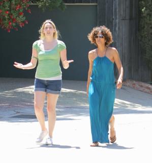 Halle Berry feet photo thumbnail