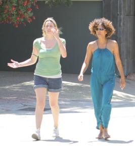 Halle Berry feet photo thumbnail