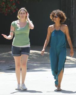 Halle Berry feet photo thumbnail