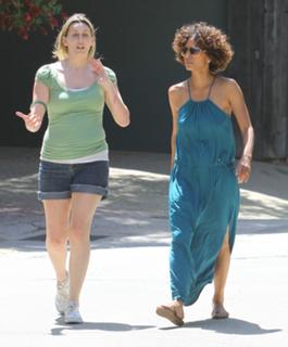 Halle Berry feet photo thumbnail