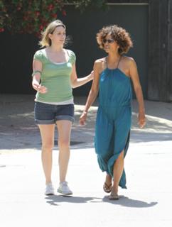 Halle Berry feet photo thumbnail