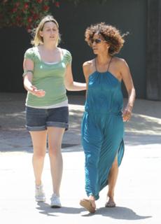 Halle Berry feet photo thumbnail