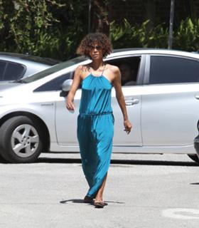 Halle Berry feet photo thumbnail