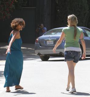 Halle Berry feet photo thumbnail