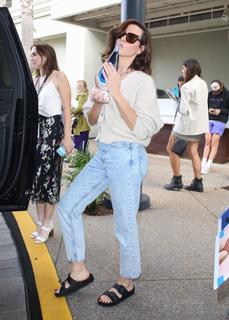 Aubrey Plaza feet photo thumbnail