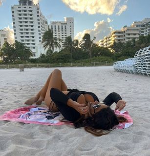 Claudia Romani feet photo thumbnail