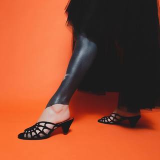 Katherine von Drachenberg feet photo thumbnail
