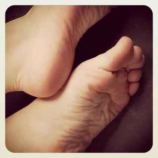 Isis Valverde feet photo thumbnail