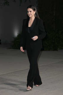 Selena Gomez feet photo thumbnail