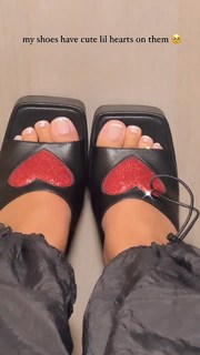 Chloe Bailey feet photo thumbnail