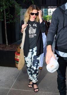 Drew Barrymore feet photo thumbnail