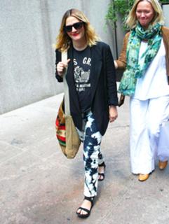 Drew Barrymore feet photo thumbnail