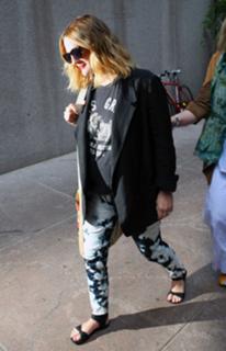 Drew Barrymore feet photo thumbnail