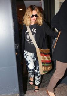 Drew Barrymore feet photo thumbnail