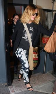 Drew Barrymore feet photo thumbnail