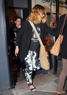 Drew Barrymore feet photo thumbnail
