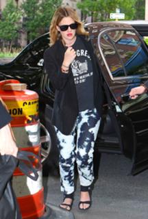 Drew Barrymore feet photo thumbnail