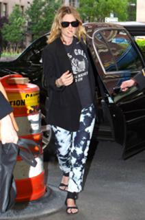 Drew Barrymore feet photo thumbnail