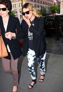 Drew Barrymore feet photo thumbnail