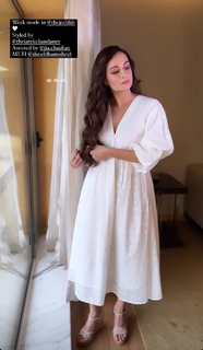 Dia Mirza feet photo thumbnail
