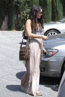 Vanessa Hudgens feet photo thumbnail