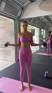 Lais Ribeiro feet photo thumbnail