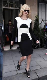 Charlize Theron feet photo thumbnail