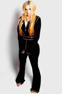 Avril Lavigne feet photo thumbnail