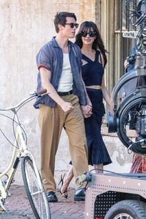 Anne Hathaway feet photo thumbnail