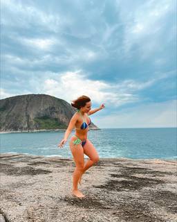 Larissa Manoela feet photo thumbnail