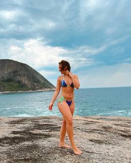Larissa Manoela feet photo thumbnail