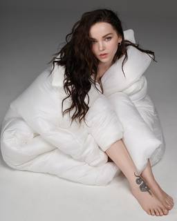 Dove Cameron feet photo thumbnail