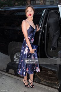 Aubrey Plaza feet photo thumbnail