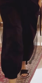 Karisma Kapoor feet photo thumbnail
