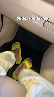 Anushka Sen feet photo thumbnail