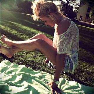 Emily Osment feet photo thumbnail