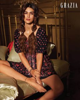 Kriti Sanon feet photo thumbnail