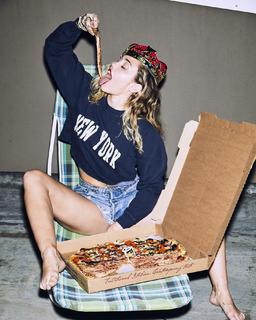 Miley Cyrus feet photo thumbnail