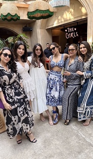 Karisma Kapoor feet photo thumbnail
