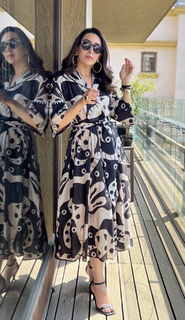 Karisma Kapoor feet photo thumbnail