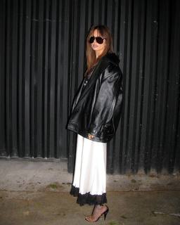 Isis Valverde feet photo thumbnail