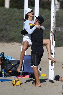 Alessandra Ambrosio feet photo thumbnail