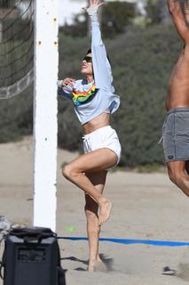 Alessandra Ambrosio feet photo thumbnail