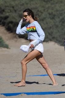 Alessandra Ambrosio feet photo thumbnail