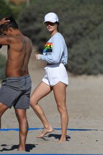 Alessandra Ambrosio feet photo thumbnail