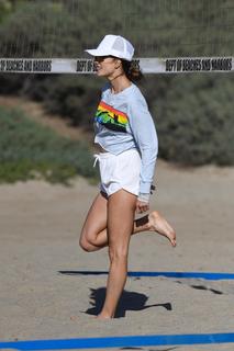 Alessandra Ambrosio feet photo thumbnail