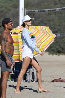 Alessandra Ambrosio feet photo thumbnail