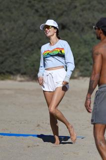 Alessandra Ambrosio feet photo thumbnail