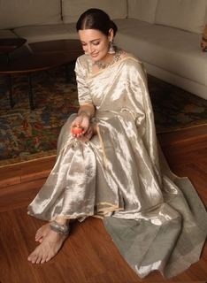 Dia Mirza feet photo thumbnail