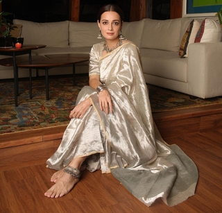 Dia Mirza feet photo thumbnail